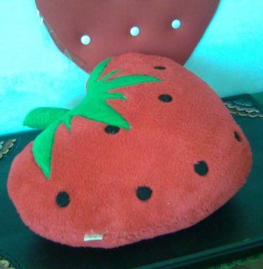 Bantal Strawberry